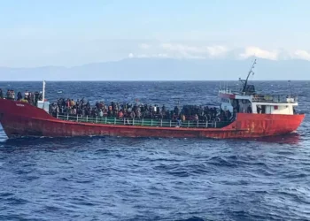 Barco de inmigrantes se hunde cerca a Grecia: Al menos 50 desaparecidos