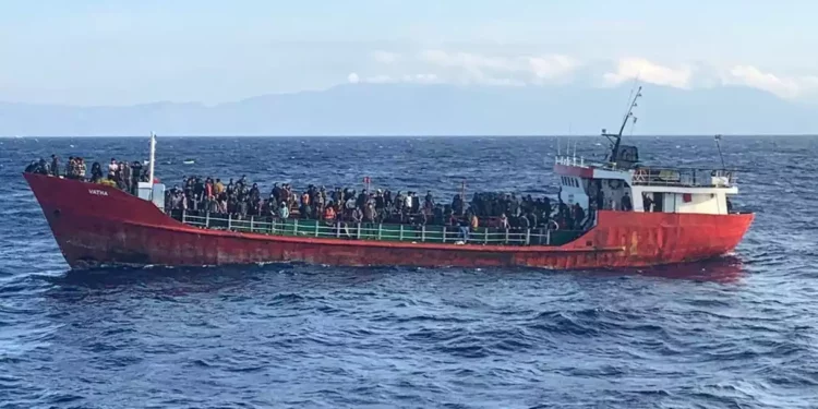 Barco de inmigrantes se hunde cerca a Grecia: Al menos 50 desaparecidos