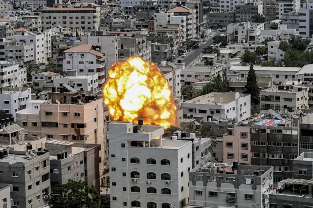 El 6 de agosto de 2022, un ataque aéreo israelí contra una estructura en la ciudad de Gaza hace estallar una bola de fuego. (AFP/Ashraf Amra)