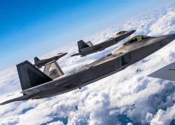 Cazas F-22 ejecutan misión de blindaje aéreo de la OTAN