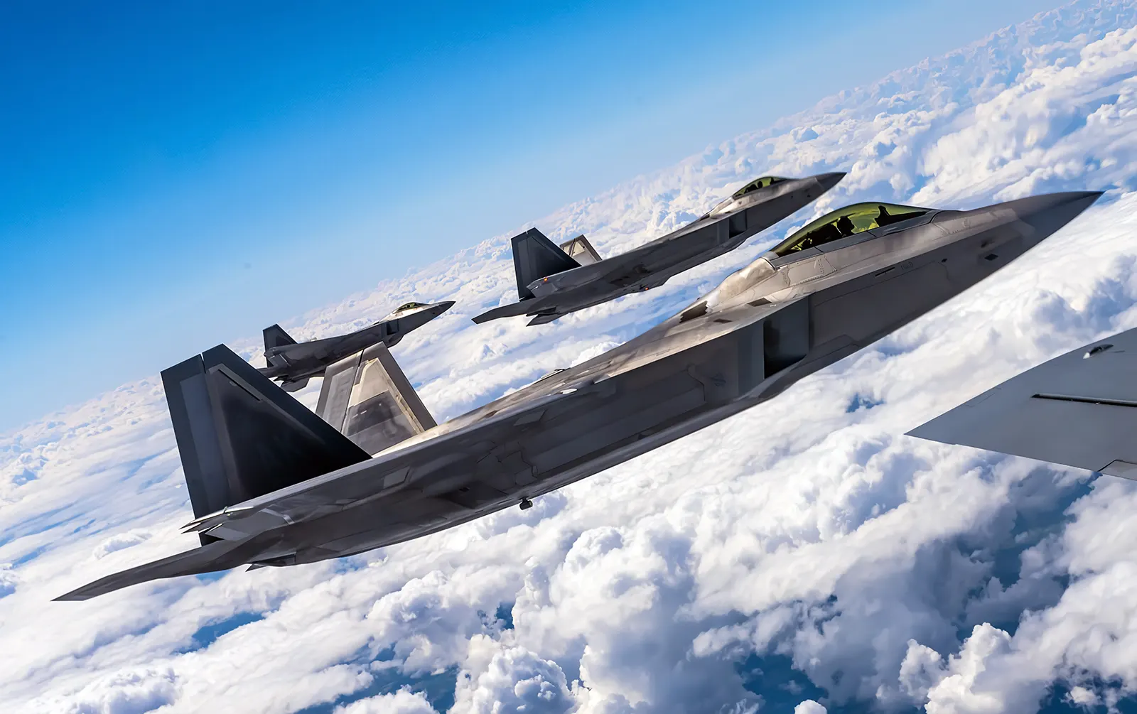 Cazas F-22 ejecutan misión de blindaje aéreo de la OTAN