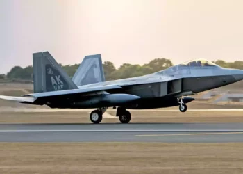 EE.UU. despliega F-22 Raptors a “una distancia de ataque” de Rusia