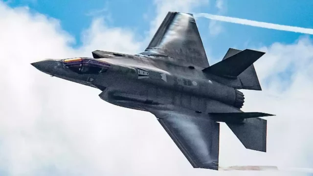 Los F-35 simulan ser cazas J-20 y Su-57 durante un entrenamiento de combate aéreo