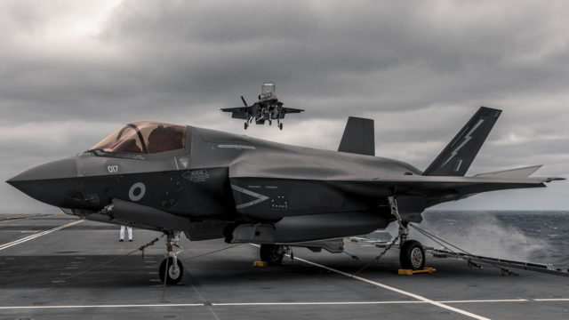 La Armada de EE.UU. recupera un Super Hornet hundido en el Mediterráneo