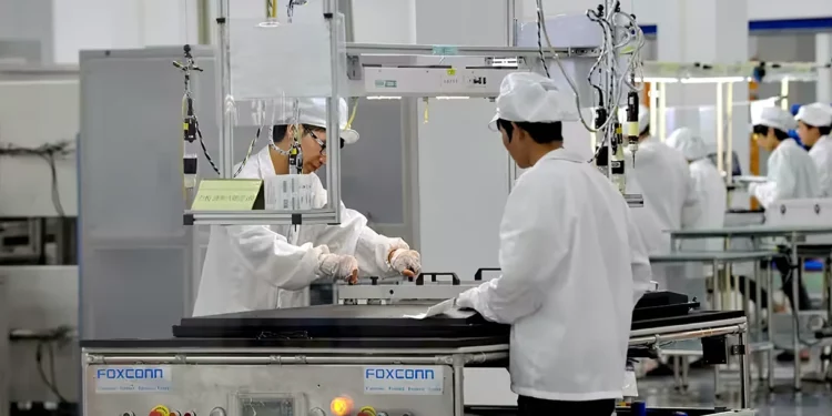 Los responsables de seguridad de Taiwán quieren que Foxconn abandone su participación en el fabricante de chips chino