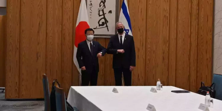 Gantz visita Tokio para conmemorar los 70 años de relaciones entre Israel y Japón