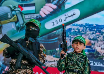 Los campamentos de verano de Hamás ofrecen a los niños entrenamiento con armas de fuego