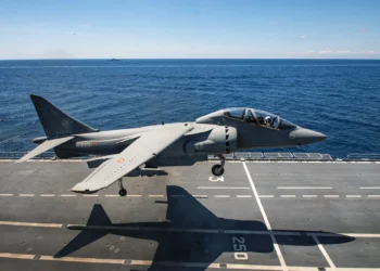 Un TAV-8B Harrier II Plus of Wolves durante un despegue vertical desde la cubierta de vuelo del portaaviones Giuseppe Garibaldi durante el ejercicio Mare Aperto 2019-1. (Foto de Francesco Militello Mirto/NurPhoto vía Getty Images)