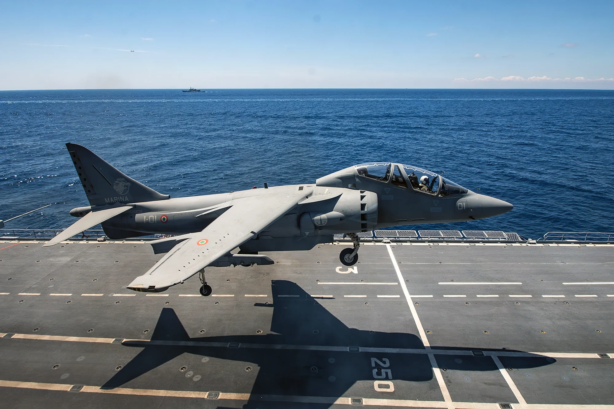 Un TAV-8B Harrier II Plus of Wolves durante un despegue vertical desde la cubierta de vuelo del portaaviones Giuseppe Garibaldi durante el ejercicio Mare Aperto 2019-1. (Foto de Francesco Militello Mirto/NurPhoto vía Getty Images)