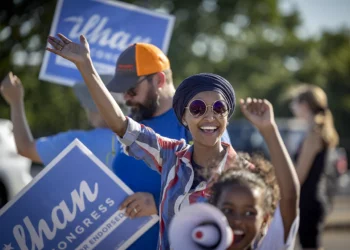 Un rival moderado casi desbanca a Ilhan Omar en las primarias