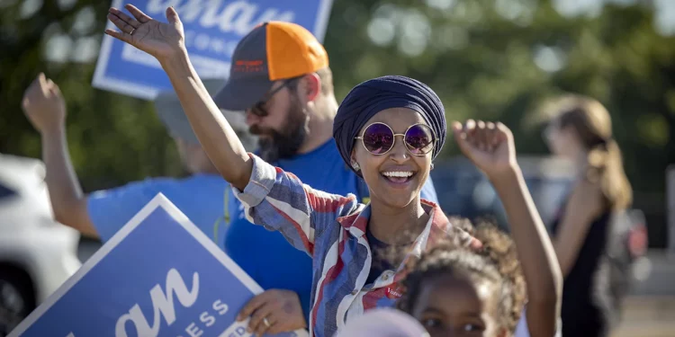 Un rival moderado casi desbanca a Ilhan Omar en las primarias