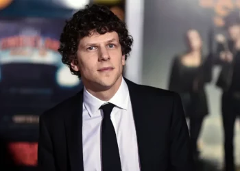 2 primos exploran la historia de su abuela en el Holocausto en la próxima película de Jesse Eisenberg