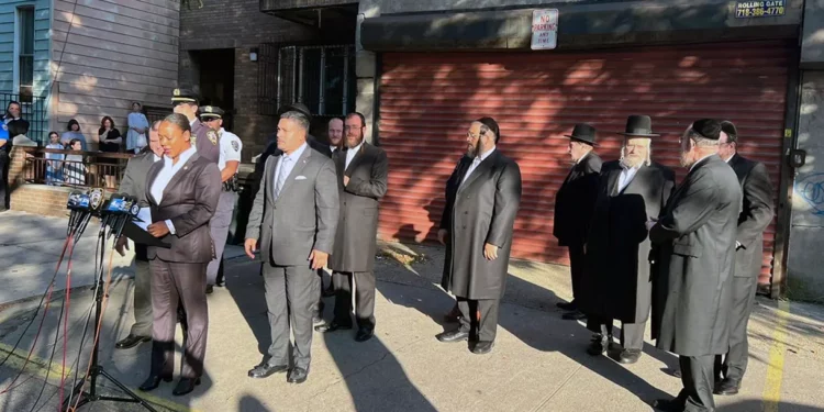 Policía de Nueva York aumenta las patrullas cerca de las sinagogas de Williamsburg en medio de los ataques antisemitas