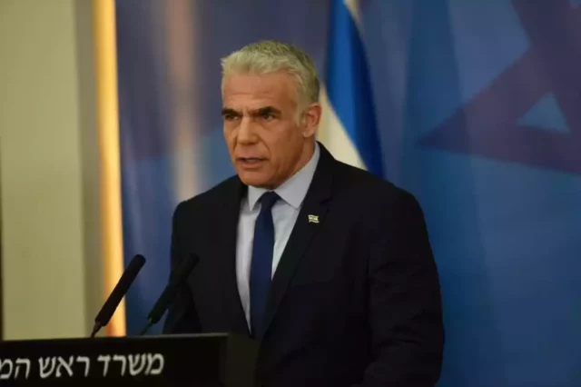 Lapid habla con funcionarios de comunidades periféricas a Gaza