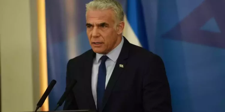 Lapid habla con funcionarios de comunidades periféricas a Gaza