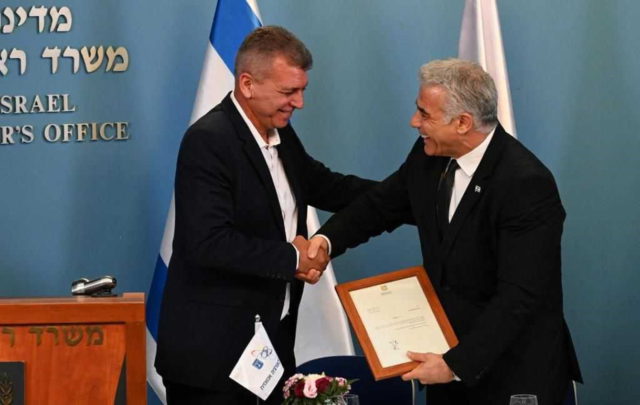 En advertencia a Irán: Lapid dice que Israel tiene “otras capacidades” para defenderse