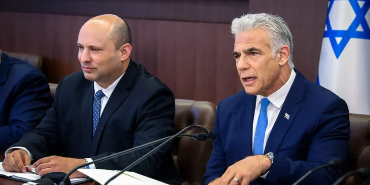 El primer ministro Yair Lapid (derecha) y el primer ministro suplente Naftali Bennett en una reunión del gabinete en la Oficina del Primer Ministro en Jerusalén el 31 de julio de 2022. (Marc Israel Sellem/Pool)