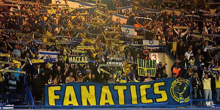 10 hinchas del Maccabi Tel Aviv condenados en Grecia por posesión de petardos y bengalas