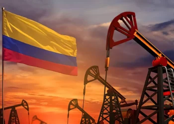 El izquierdista presidente de Colombia aumenta los impuestos a su industria petrolera