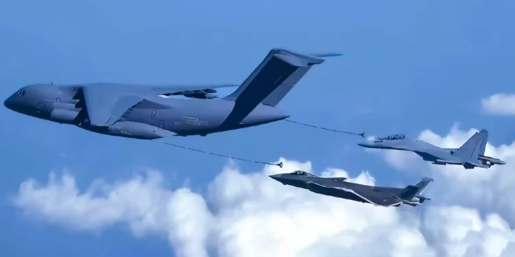 Primera foto del cisterna Y-20 repostando aviones J-20 y J-16