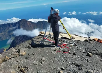 Hallan cuerpo de alpinista israelí 3 días después de su caída en Indonesia