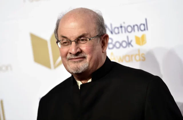 EE. UU. condena la “despreciable” cobertura iraní del apuñalamiento de Salman Rushdie