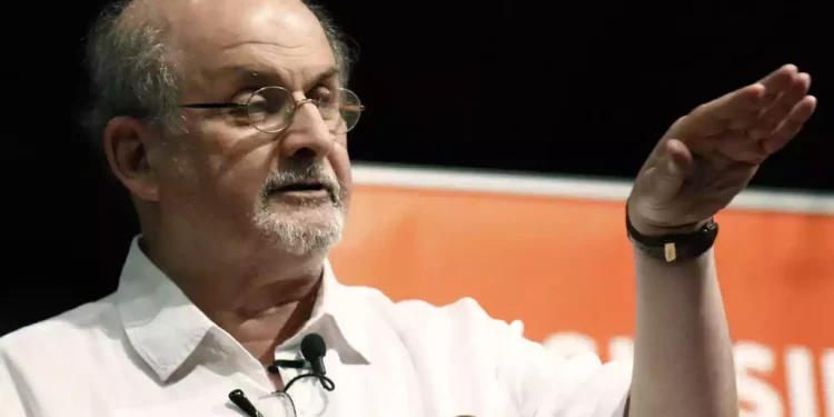 Los medios iraníes celebran el apuñalamiento del “apóstata” Salman Rushdie