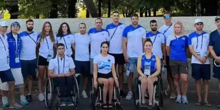 Guardia alemán hace el saludo nazi frente a atletas israelíes en Múnich