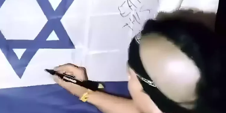 Banda española vandaliza la bandera israelí en un festival de música y sube el vídeo a Instagram