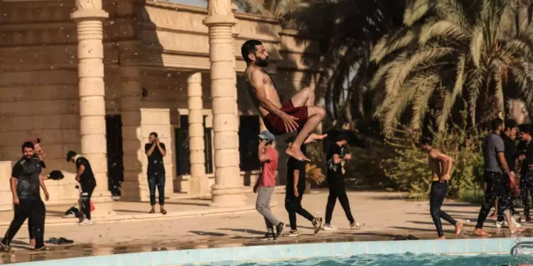 Manifestantes iraquíes organizan una fiesta en la piscina del Palacio Presidencial