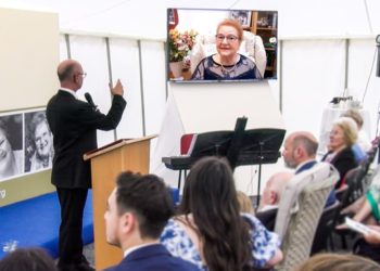 La fundadora del Centro del Holocausto británico habla en su propio funeral con tecnología de IA