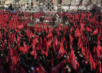 Irán realiza un funeral multitudinario por los oficiales del CGRI muertos en Siria