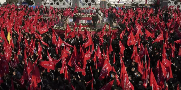 Irán realiza un funeral multitudinario por los oficiales del CGRI muertos en Siria