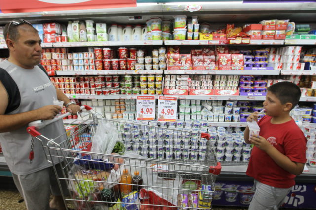 Los precios de la leche y el queso en Israel aumentan un 5% debido a la crisis económica