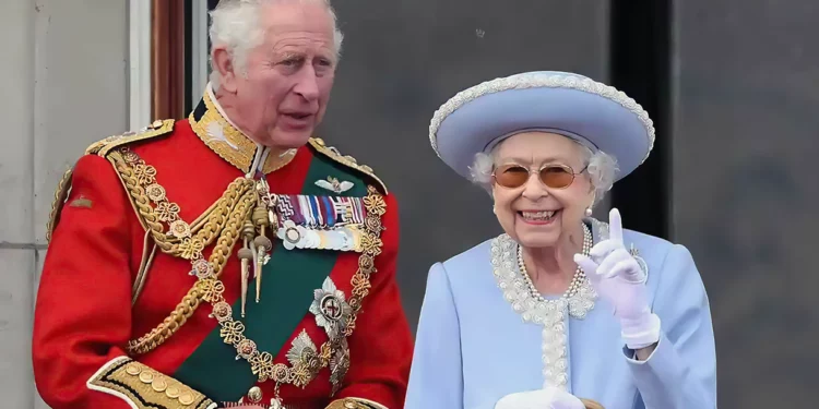 El rey Carlos III se convierte en monarca tras la muerte de su madre, la reina Isabel II