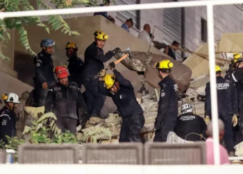 Cinco muertos y otros atrapados en el derrumbe de un edificio en Jordania