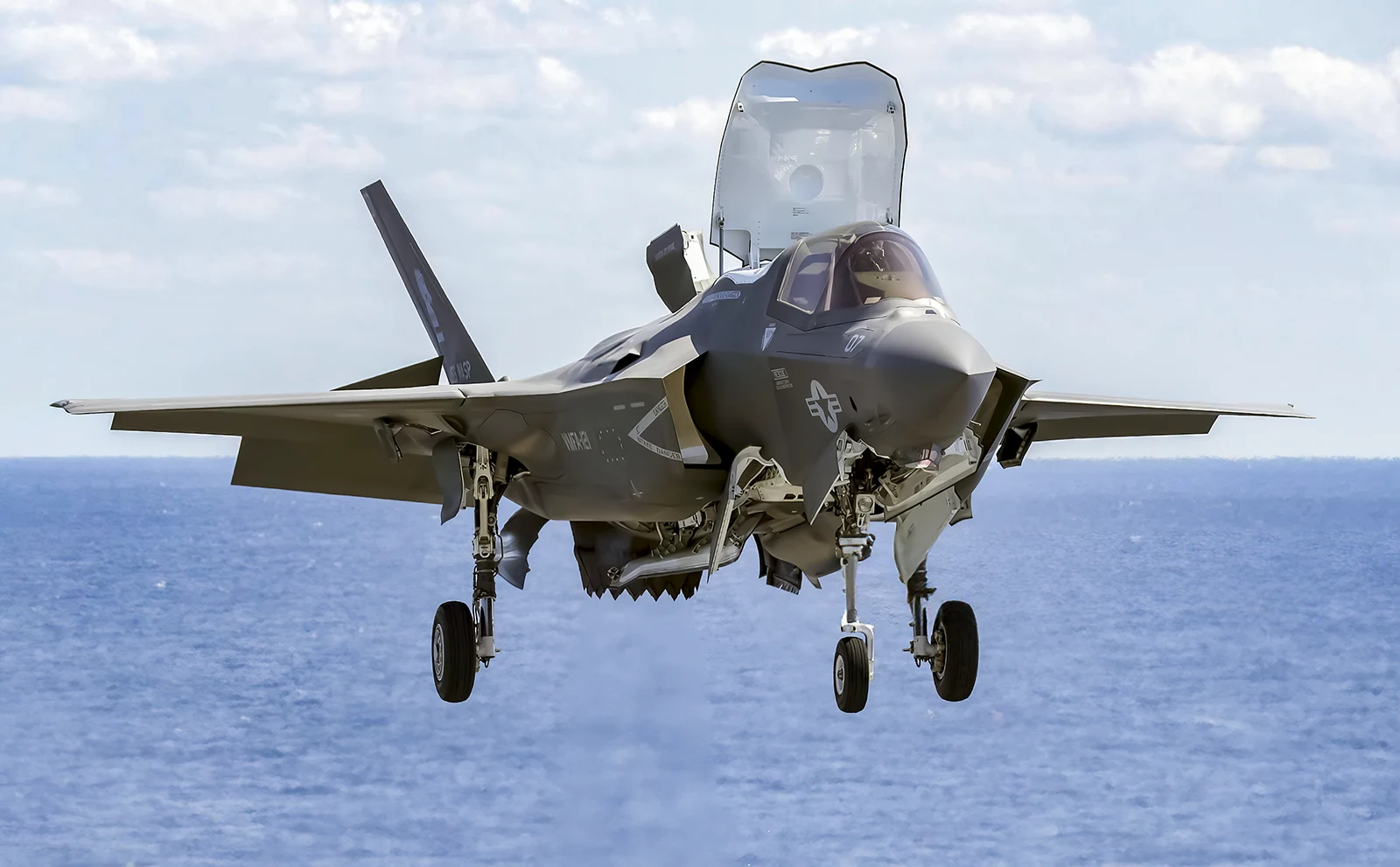 Los cazas furtivos F-35B debutan en el ejercicio Pitch Black de Australia El caza furtivo de quinta generación F-35 debutó en el ejercicio multinacional Pitch Black, organizado por Australia, que comenzó el 19 de agosto y durará hasta el 8 de septiembre. Los 12 aviones F-35B de despegue corto y aterrizaje vertical (STOVL) del Grupo de Aeronaves de los Marines 12 (MAG-12) del Cuerpo de Marines de los Estados Unidos (USMC), con base en Iwakuni (Japón), estaban practicando el concepto del Cuerpo denominado “Operaciones de Base Avanzadas Expedicionarias” (EABO) en la Base Curtin de la Real Fuerza Aérea Australiana (RAAF). Los F-35B han estado estacionados en la Base Tindal de la RAAF, a unos 966 kilómetros de Curtin, desde mediados de agosto para el entrenamiento a nivel de unidad en el Ejercicio Pitch Black, en el que participan más de 2500 personas y 100 aviones de 17 naciones. El teniente coronel Richard Behrmann, del MAG-12, dijo a Defense News el 2 de septiembre que el entrenamiento EABO de los F-35B en Australia culminó con varios eventos del MAG-12 destinados a perfeccionar esos conceptos. La EABO (Operaciones de Bases Avanzadas Expedicionarias) es un concepto de guerra expedicionaria del USMC que implica el empleo de activos navales móviles, poco observables, relevantes desde el punto de vista operativo y relativamente fáciles de mantener, desde una serie de ubicaciones remotas y temporales en tierra o en la costa dentro de un área marítima disputada o potencialmente disputada, para llevar a cabo operaciones de negación del mar, de apoyo al control del mar o de apoyo a la flota. El modelo “hub and spoke” de la EABO permite una rápida dispersión de las aeronaves en momentos de alta tensión, desde las bases principales, llamadas “hubs”, a varias bases distribuidas más pequeñas conocidas como “Spokes”. La base Curtin de la RAAF, que sirvió de “radio” en el reciente ejercicio EABO, es una “base desnuda” de primera línea con una pista de aterrizaje de 3.000 metros, refugios para aviones y otras infraestructuras. Por lo general, la tripulación y el mantenimiento están a cargo de un pequeño personal de guardia, a menos que se active para operaciones durante un ejercicio o una crisis. Un par de aviones cisterna KC-130J Super Hercules del Cuerpo de Marines con base en Japón también realizaron tareas de transporte y reabastecimiento rápido en tierra para apoyar a los F-35B durante el entrenamiento de EABO. Los elementos aéreos y terrestres estadounidenses desplegados en Australia incluían alrededor de 150 efectivos del escuadrón de cazas y 60 miembros de las unidades de apoyo que llevaron a cabo el concepto de fuerza de tarea aire-tierra del USMC, que busca proporcionar capacidades multidominio. Behrmann también dijo a Defense News que los F-35 se habían enviado a Australia con el Sistema de Información Logística Autonómica (ALIS), que permite el mantenimiento predictivo de las aeronaves, al tiempo que señaló que los Marines utilizaron un terminal de muy pequeña apertura -una estación terrestre con una antena parabólica- para la transmisión de los datos del ALIS. Además, el MAG-12 también empleó un plan PACE -primario, alternativo, de contingencia y de emergencia- que permitió a la fuerza transmitir datos y comunicaciones de voz entre Iwakuni, Tindal y Curtin utilizando radio de alta frecuencia durante el ejercicio EABO. Ejercicio Pitch Black Aparte del ejercicio EABO, los F-35B estadounidenses y los F-35A australianos volaron en varias misiones aire-aire y aire-tierra durante el día y la noche como parte de las operaciones de empleo de grandes fuerzas con varias aeronaves de otras naciones participantes, incluyendo cazas F-15, F-16 y Su-30. Como ya se ha dicho, 17 naciones participan en la edición de este año del ejercicio bienal Pitch Black, tras un paréntesis de cuatro años debido a la pandemia de Covid. Entre ellas se encuentran Australia, Francia, Alemania, Indonesia, India, Singapur, Japón, Corea del Sur, Reino Unido, Filipinas, Tailandia, Emiratos Árabes Unidos, Canadá, Países Bajos, Malasia, Nueva Zelanda y Estados Unidos. Alemania, Japón y Corea del Sur participan por primera vez en el ejercicio con sus Eurofighter 2000, Mitsubishi F-2 y KF-16U (variante coreana del F-16V), respectivamente. La Fuerza Aérea de la India también ha enviado un contingente dirigido por el Capitán de Grupo YPS Negi, compuesto por más de 100 personas, cuatro cazas Su-30 MKI y dos aviones de transporte pesado C-17. El ejercicio incluye una variedad de amenazas realistas y simuladas que pueden encontrarse en un entorno de espacio de batalla moderno y, por lo tanto, presenta una oportunidad para que las naciones participantes prueben y mejoren la integración de las fuerzas utilizando una de las mayores áreas de espacio aéreo de entrenamiento del mundo sobre el Territorio del Norte y Queensland. Behrmann dijo que estos ejercicios mejoran la interoperabilidad y las capacidades de integración con las naciones aliadas y asociadas en la región del Indo-Pacífico y más allá, y añadió que se reservó un amplio espacio aéreo para los ejercicios. En el ejercicio no habrá ningún escenario de gran envergadura que incluya todo, y cada misión se ejecutará como una misión independiente con objetivos de entrenamiento distintos. El ejercicio Pitch Black incluirá varios simulacros que abarcan ataques en formación, defensa aérea, ataques aire-tierra y aire-mar, con especial atención a la capacidad de reabastecimiento aéreo. Los F-35B del USMC participaron en el reabastecimiento en el aire con aviones cisterna/transporte polivalentes de Australia, Singapur y el Reino Unido. Y los aviones cisterna KC-130J del Cuerpo repostaron aviones británicos Eurofighter Typhoon. Asimismo, los cazas Su-30MKI indios fueron reabastecidos por el A330 Phénix de Francia, lo que supone la primera vez que los aviones cisterna franceses reabastecen a los aviones indios en un despliegue de largo alcance. “El reabastecimiento aire-aire es un multiplicador de fuerzas que proporciona un alcance esencial a nuestros aviones de combate. Trabajar con muchas naciones participantes tiene como objetivo aumentar nuestra proyección de fuerza y maximizar nuestra capacidad”, decía el comunicado de prensa de la RAAF sobre el ejercicio Pitch Black. ¿Intentos de Estados Unidos de crear una OTAN asiática? El ejercicio Pitch Black se produce después de la reciente crisis en el Mar de la China Meridional, que supuso la realización de ejercicios militares masivos por parte de China en las aguas que rodean a Taiwán, después de que la presidenta de la Cámara de Representantes de Estados Unidos, Nancy Pelosi, visitara la isla autónoma. Los ejercicios, que duraron casi una semana, demostraron la capacidad de China para cortar los puertos de Taiwán, atacar sus instalaciones militares más importantes y bloquear el acceso de las fuerzas exteriores que pudieran acudir en ayuda del país insular. Por tanto, el ejercicio multinacional que se está llevando a cabo en Australia transmite a Pekín que Estados Unidos y sus aliados podrían formar un aparato de seguridad colectivo para contener el creciente crecimiento militar de China. Expertos del Instituto de Investigación de la Fuerza Aérea del Ejército Popular de Liberación (EPL) han caracterizado el ejercicio Pitch Black como el intento de EE.UU. de crear una “versión de la OTAN para Asia-Pacífico”. Los expertos del EPL, en un reciente artículo publicado en China Military Online, hicieron hincapié en los simulacros de reabastecimiento aéreo del ejercicio, señalando cómo las fuerzas aéreas de EE.UU. y sus aliados y socios desplegados en la región de Asia-Pacífico podrían proporcionarse apoyo de reabastecimiento aéreo entre sí, y mejorar rápidamente sus operaciones de largo alcance y sus capacidades de despliegue ágil. “Pitch Black 2022” muestra que Australia se ha convertido en una “cabeza de puente” para que EE.UU. refuerce su presencia militar en la región de Asia-Pacífico. EE.UU. corteja activamente a los países de dentro y fuera de la región para acelerar el establecimiento de una “versión Asia-Pacífico de la OTAN” y acelera el ritmo de establecimiento de alianzas militares en la región Asia-Pacífico”, señalaron los expertos del Instituto de Investigación de la Fuerza Aérea del PLA.