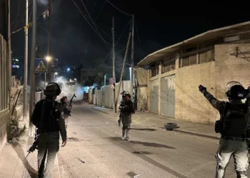 Islamistas palestinos atacan a las tropas israelíes en Jerusalén por segunda noche consecutiva