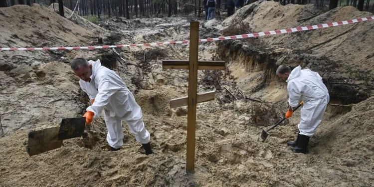 Ucrania halla fosas masivas y “centros de tortura” en zonas recuperadas de Rusia