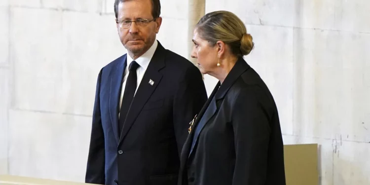 El presidente israelí rinde homenaje a la Reina Isabel en Londres