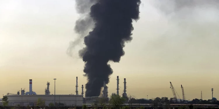 Explosión en refinería de petróleo clave en el suroeste de Irán