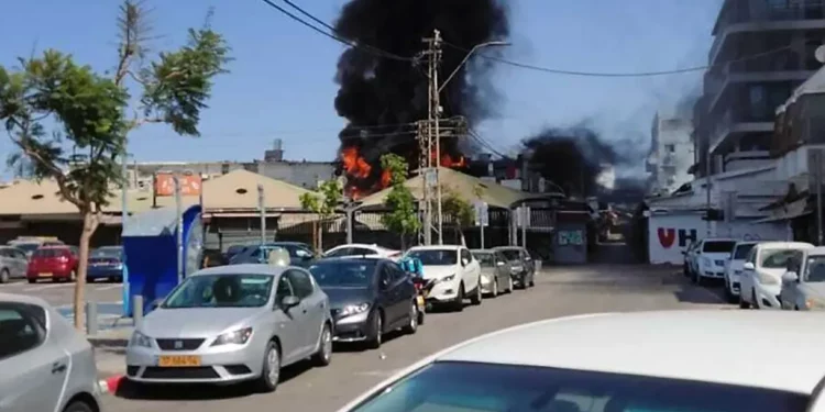 Un incendio en el Carmel Market provoca una columna de humo en Tel Aviv