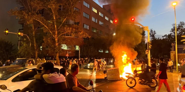 Protestas en Irán: Manifestantes incendian comisarías y apuñalan a un paramilitar