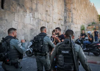 Islamistas palestinos atacan a las tropas israelíes en Jerusalén por tercera noche consecutiva