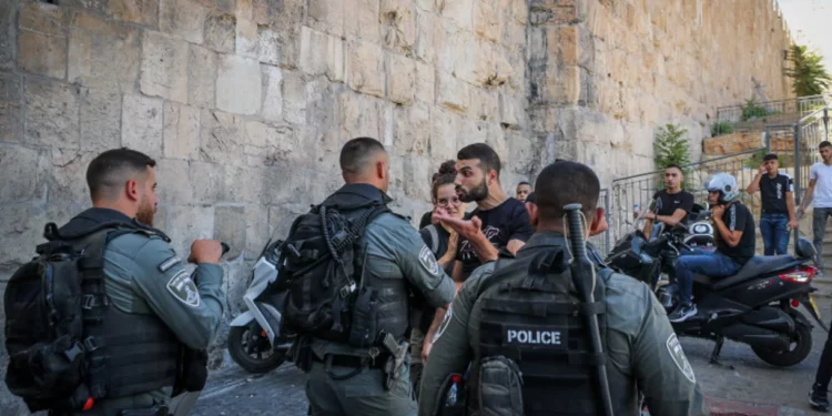 Islamistas palestinos atacan a las tropas israelíes en Jerusalén por tercera noche consecutiva