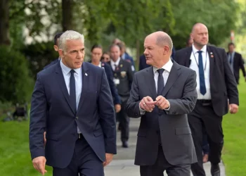 En Alemania, Lapid dice que dio a Scholz información “sensible” sobre el programa nuclear de Irán