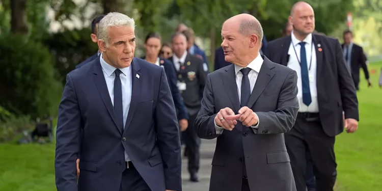 En Alemania, Lapid dice que dio a Scholz información “sensible” sobre el programa nuclear de Irán