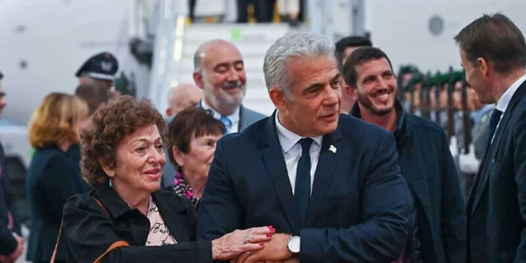 Lapid consuela a un superviviente del Holocausto que se horrorizó al ver a los soldados alemanes