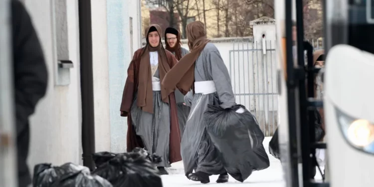 Autoridades mexicanas allanan recinto de la secta Lev Tahor y detienen a 26 miembros