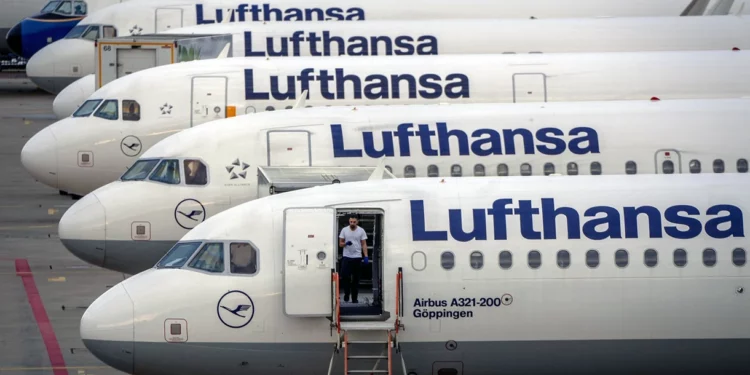 Lufthansa adopta la definición de antisemitismo de la IHRA: 4 meses después de expulsar a judíos de un avión